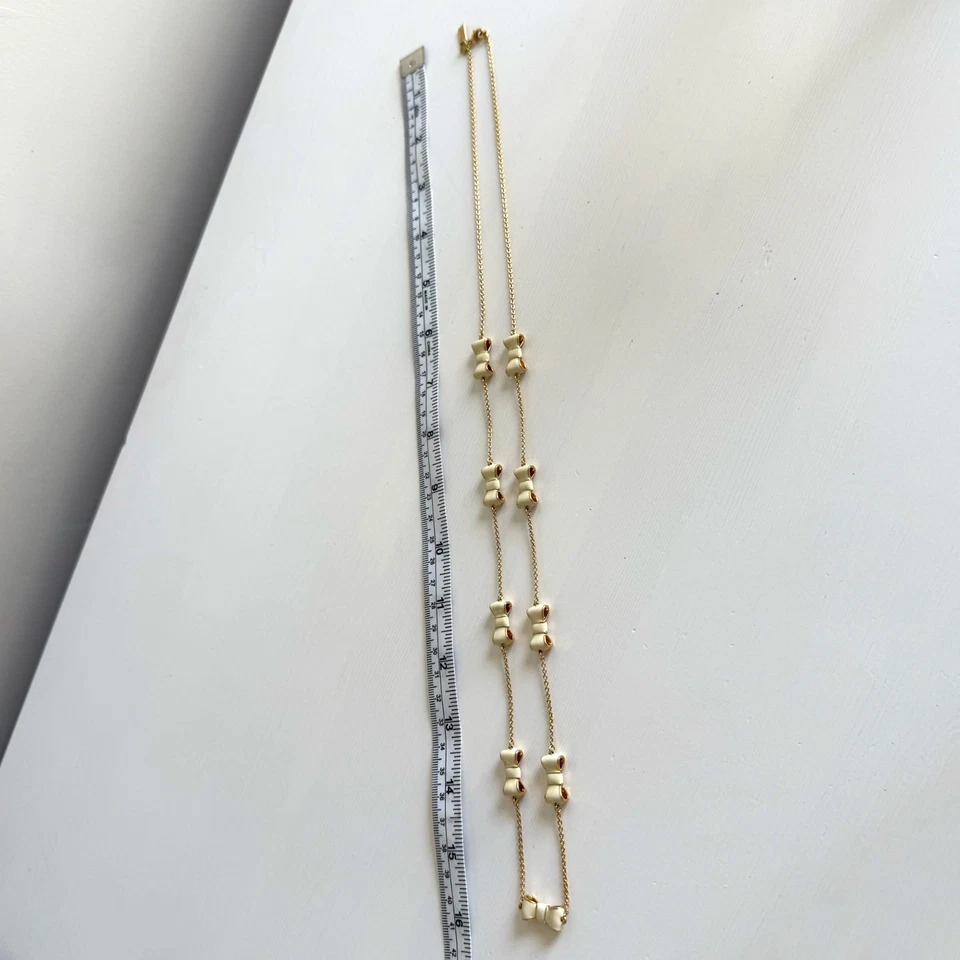 Collar Estación Kate Spade Take A Bow Esmalte Crema Tono Dorado Metal 32" Foto 4 de 4