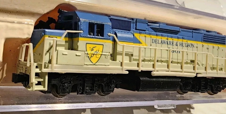 Life-Like N Scale GP38 Locomotive D&H #7301 - Image 2 of 4