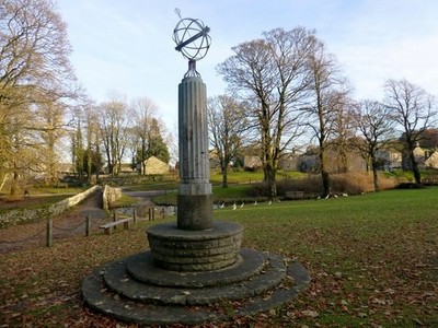 Foto A2 Obelisk auf dem Dorfgrün, Linton Linton\/SD9962 Obelisk auf c2013