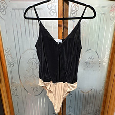 WAYF Women  s V-Neck Spaghetti Strap Pleated Bodysuit Stretch Black/Beige M