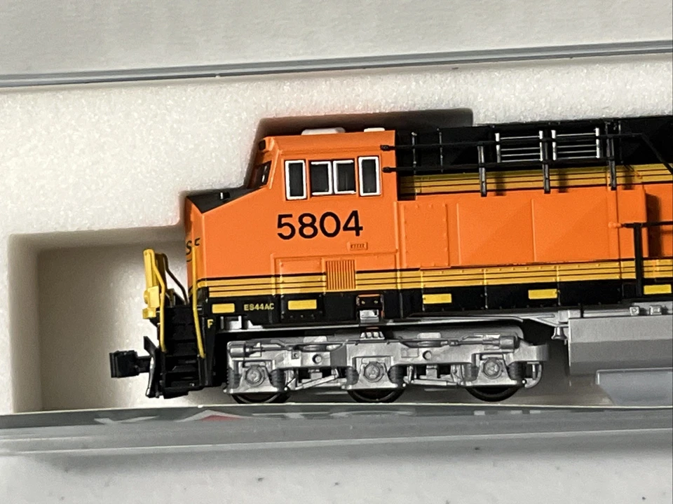 Kato 176-8905 - GE ES44AC “GEVO” Locomotive - BNSF #5804 - N Scale - Image 2 of 4