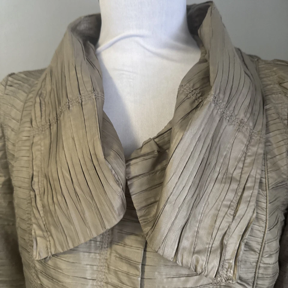 Chaqueta Chico’s Metálica Dorada Cremallera Completa Manga Larga Forrada Bolsillos Talla 1 (Mediana) Foto 2 de 4