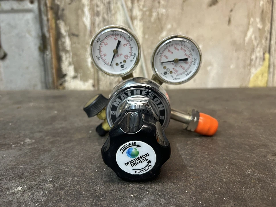 Regulador de propósito general Matheson Tri-Gas 18L-590PE Foto 2 de 4