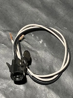 NEW LEVITON #10014-800 INCANDESCENT LAMP HOLDER WITH 22” INCH LEADS 75W 125V