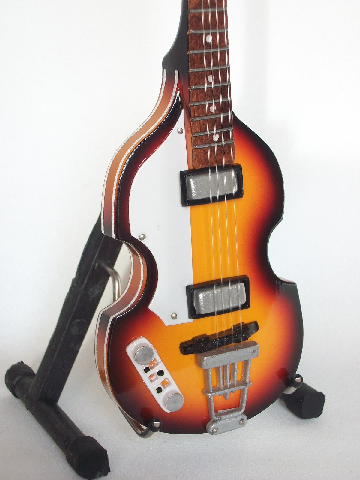 Guitare basse Violin miniature Paul McCartney pour décoration studio et bureau - 2