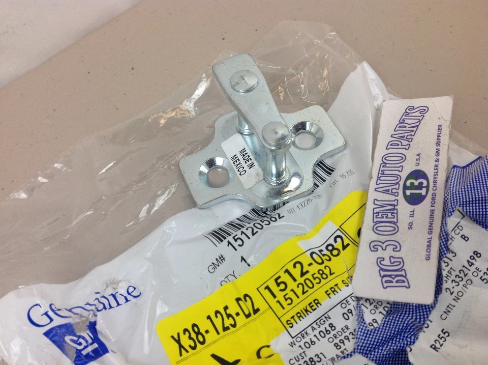 Chevrolet Silverado GMC Sierra 2003-2007 pestillo puerta delantera golpeador nuevo fabricante de equipos originales Foto 2 de 4