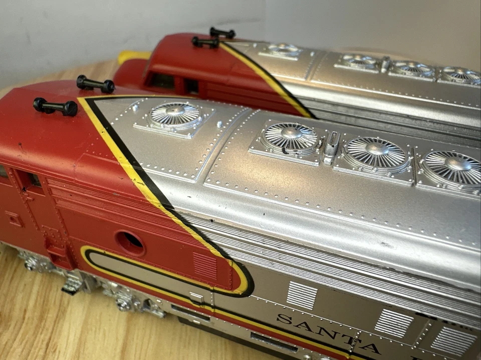 2- IDENTICAL LIFE-LIKE HO SCALE F7A SANTA FE DIESELS BOTH RUN F /R WITH LIGHT - Image 3 of 4
