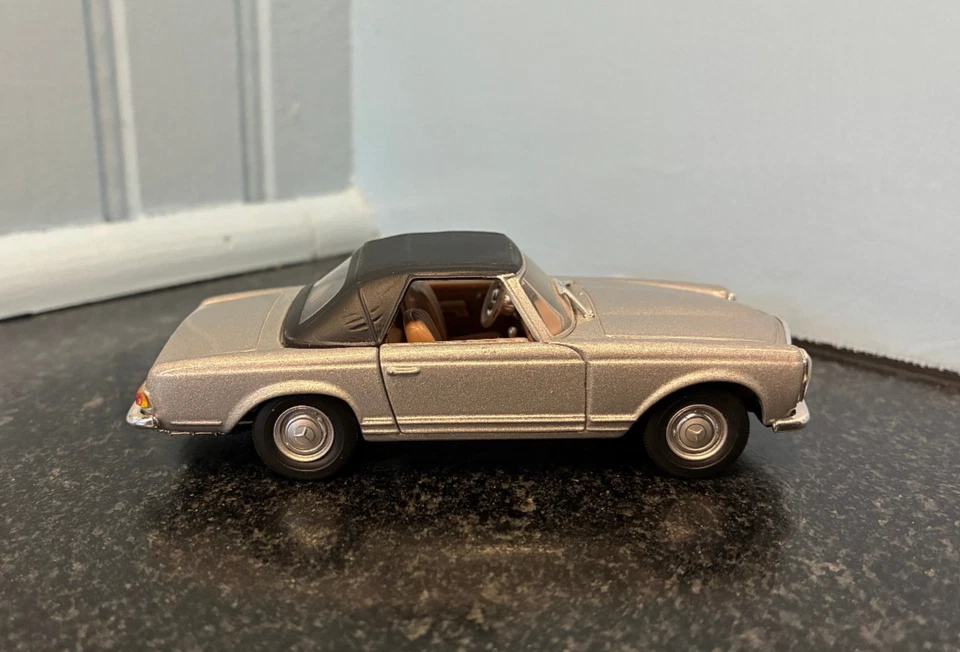 Hongwell Mercedes-Benz 280 SL con recarga blanda - escala 1:43 - excelente estado Foto 2 de 4