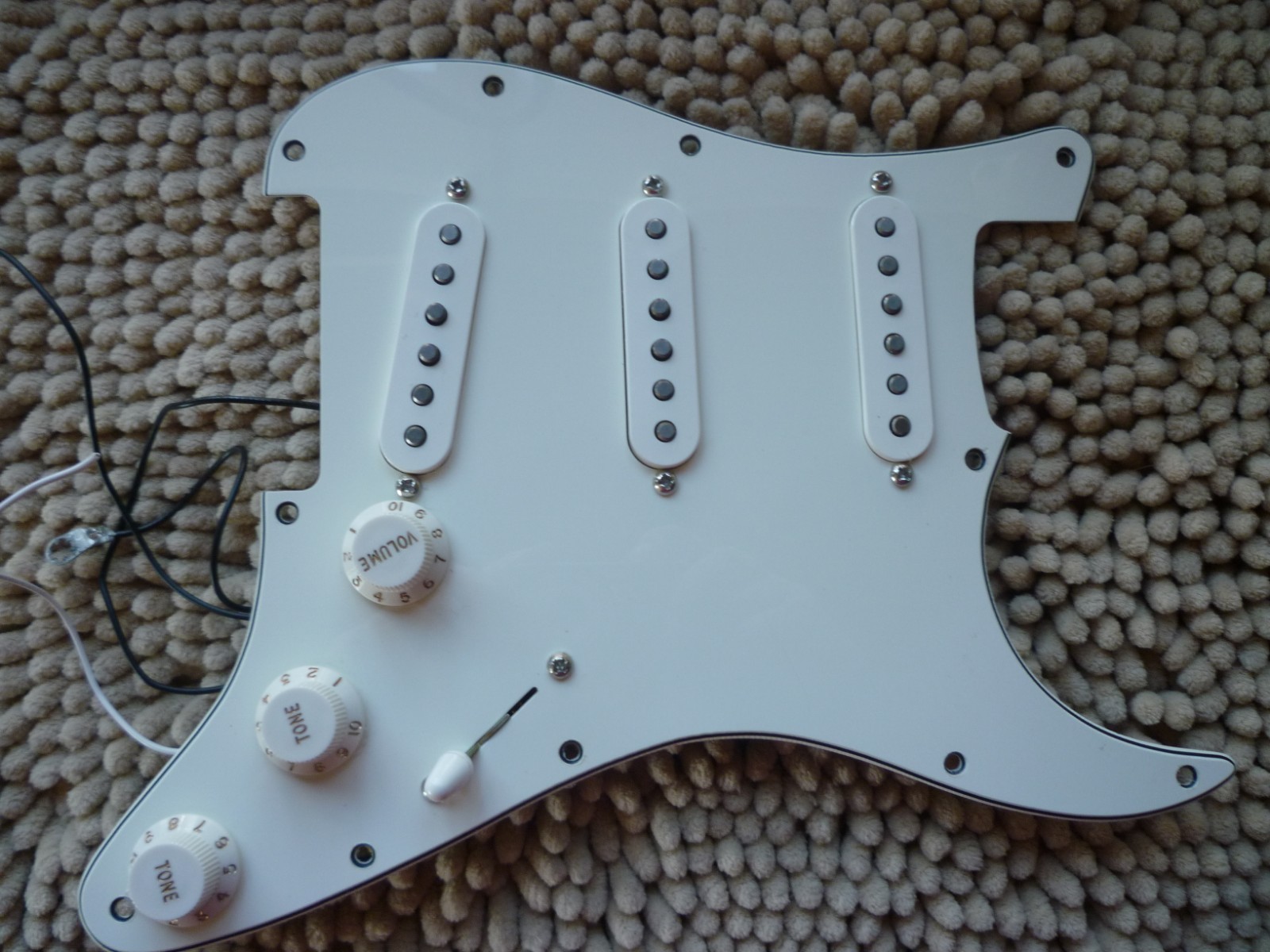 Genuine Fender Player Stratocaster SSS Loaded White Pickguard Alnico V Great!