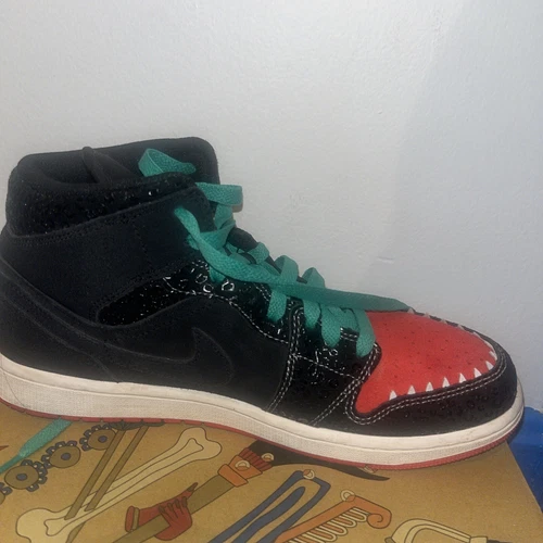 Size 9 - Air Jordan 1 SE Mid SiEMPRE Familia