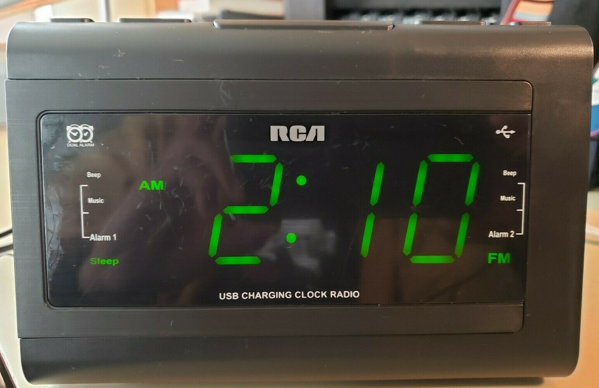 RCA Dual Alarm USB Charging FM Clock Radio( AUX Battery Backup
