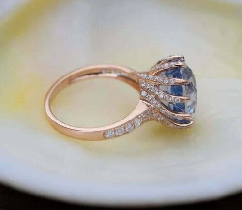 Anillo de 2 quilates con halo de tanzanita azul de corte redondo creado en laboratorio acabado sólido de oro rosa de 14 quilates Foto 2 de 4