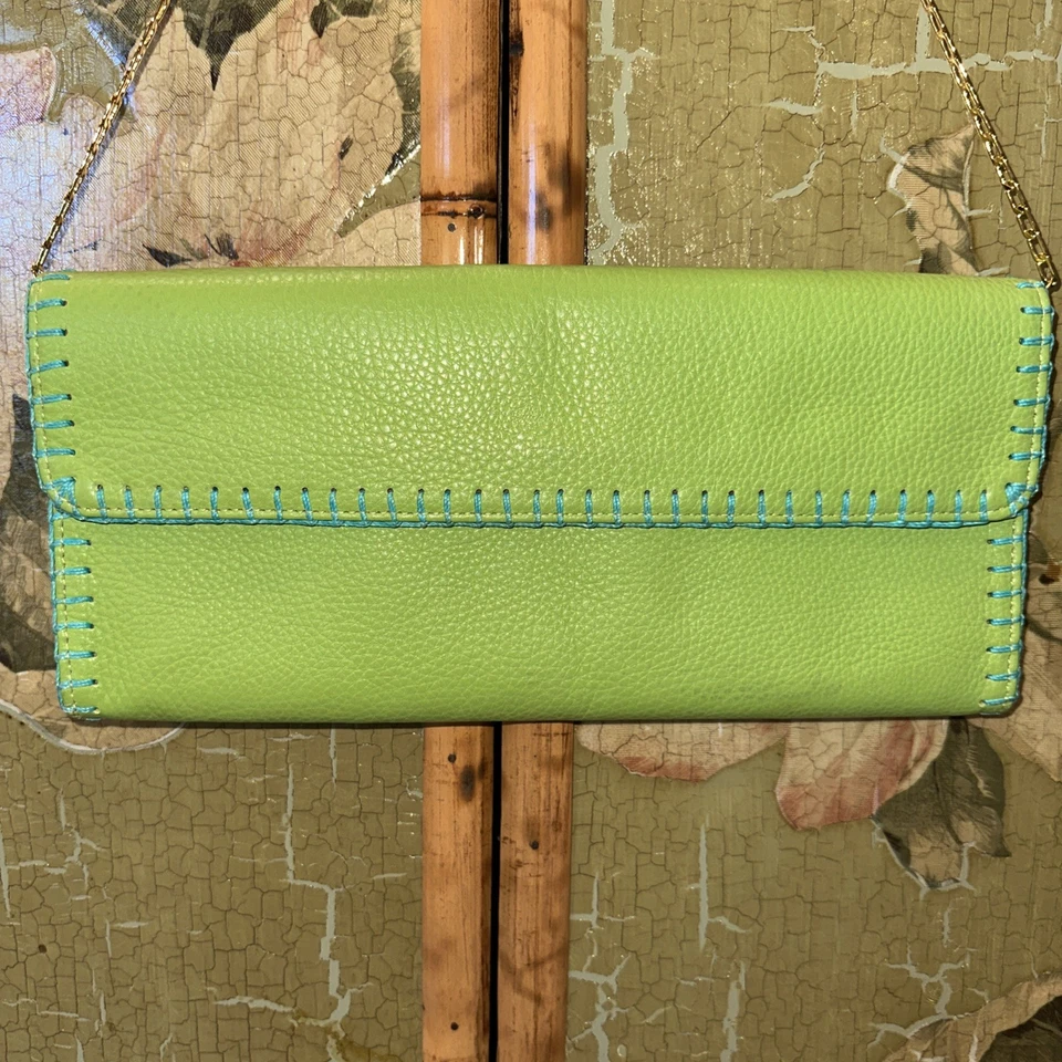 Bolso sin asas o bandolera de cuero verde Carlos Falchi cadena dorada borde azul Foto 3 de 4