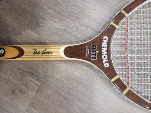 Raquette de tennis vintage cadre bois de marque Jean Wallez