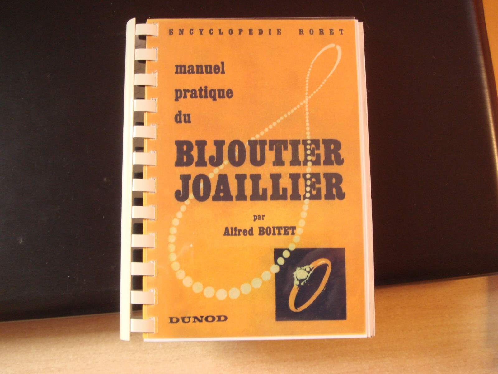 Le livre pour bijoutier pour apprendre la création de bijoux et le sertissage de pierres
