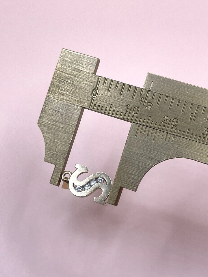 Colgante pequeño de oro amarillo 14k JTC 969 diamante natural 0,12 quilates letra S en forma de Foto 3 de 4