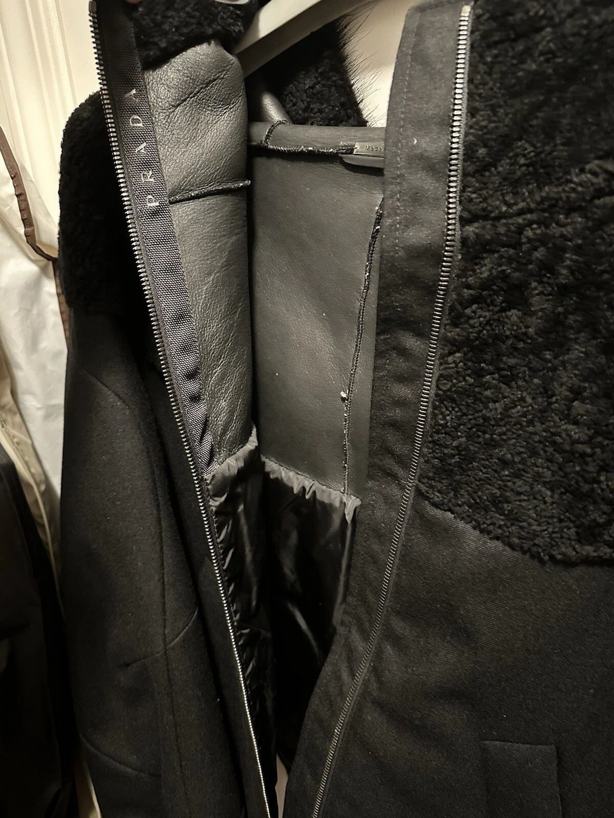 Cappotto donna Prada nero con cappuccio in pelle bordato di pelliccia taglia 38