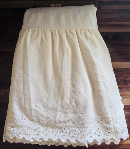 Vintage Martha Stewart Eyelet Lace Bed/Dust Ruffle King Size 13” Drop Ivory