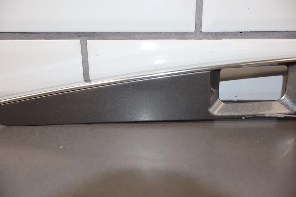 Maybach 57 W240 2007 Himalayas gris medio metálico (756U) panel de acabado trasero Foto 3 de 4