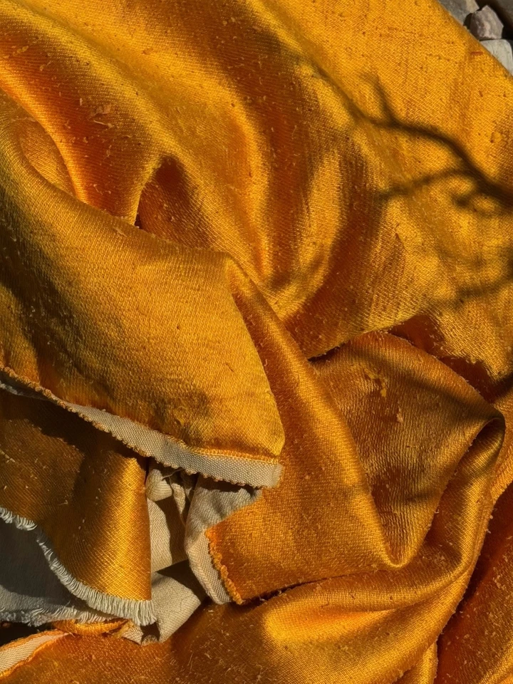 Tapicería de tela con respaldo de lino/algodón de seda cruda azafrán dorado $30 por yarda Foto 3 de 3