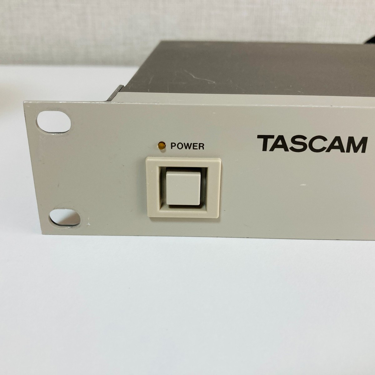 TASCAM LA-40MKII Balanced / Unbalanced Line Converter RCA XLR