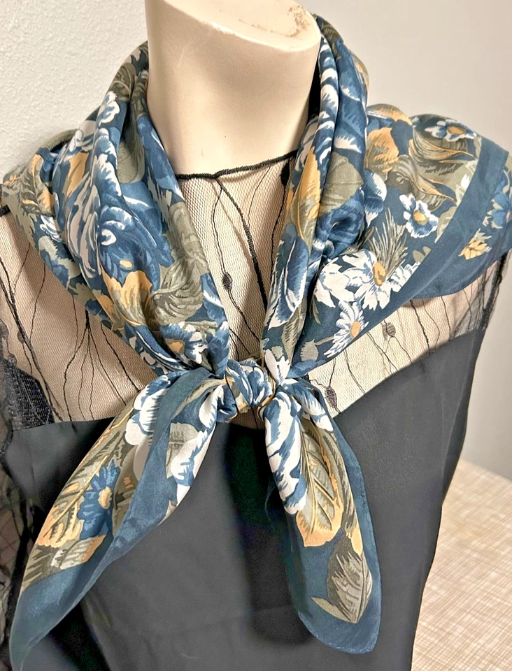 Preciosa bufanda vintage de seda de 35 x 35 pulgadas, azul grande, tostado, blanca con patrón floral Foto 2 de 4