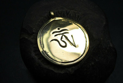 P589 TIBETAN Buddha OM Chant Peace Mantra Meditation Brass Pendant Nepal Jewelry