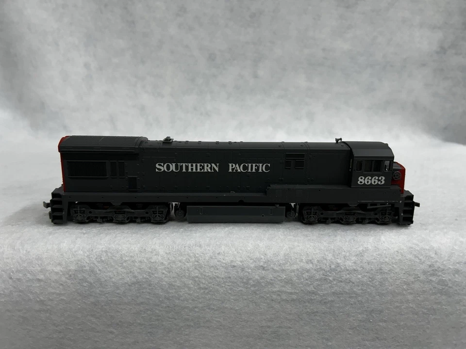 Handsome Atlas U-33C Southern Pacific Railway Locomotive HO - Image 2 of 4