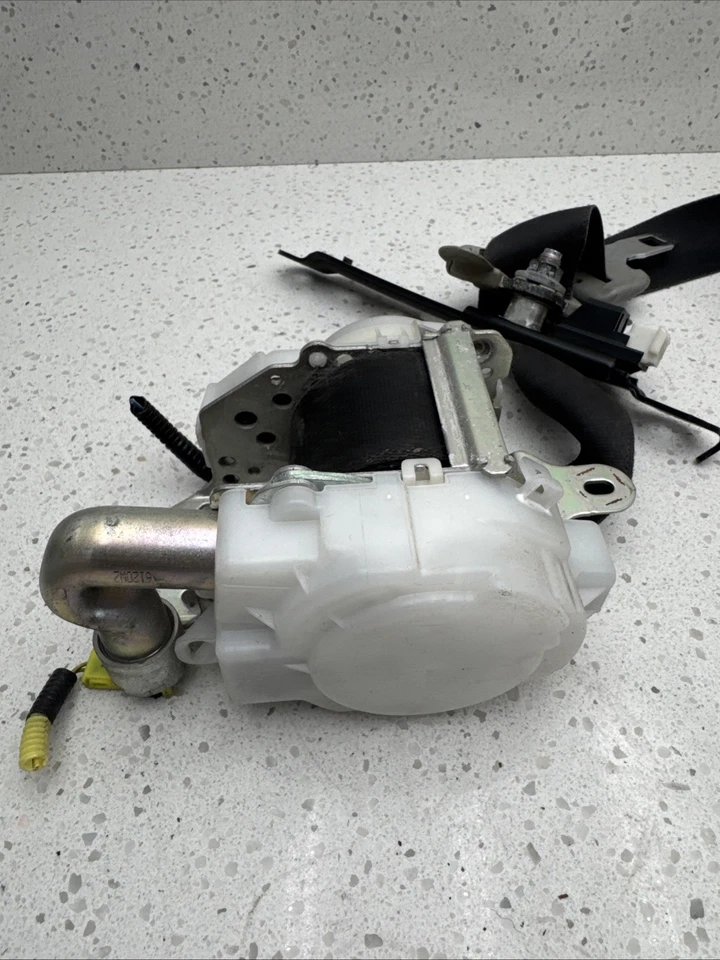 2007–2012 Lexus LS460 Front Left Seat Belt Pretensioner OEM J090331 B414-16 - Image 3 of 4