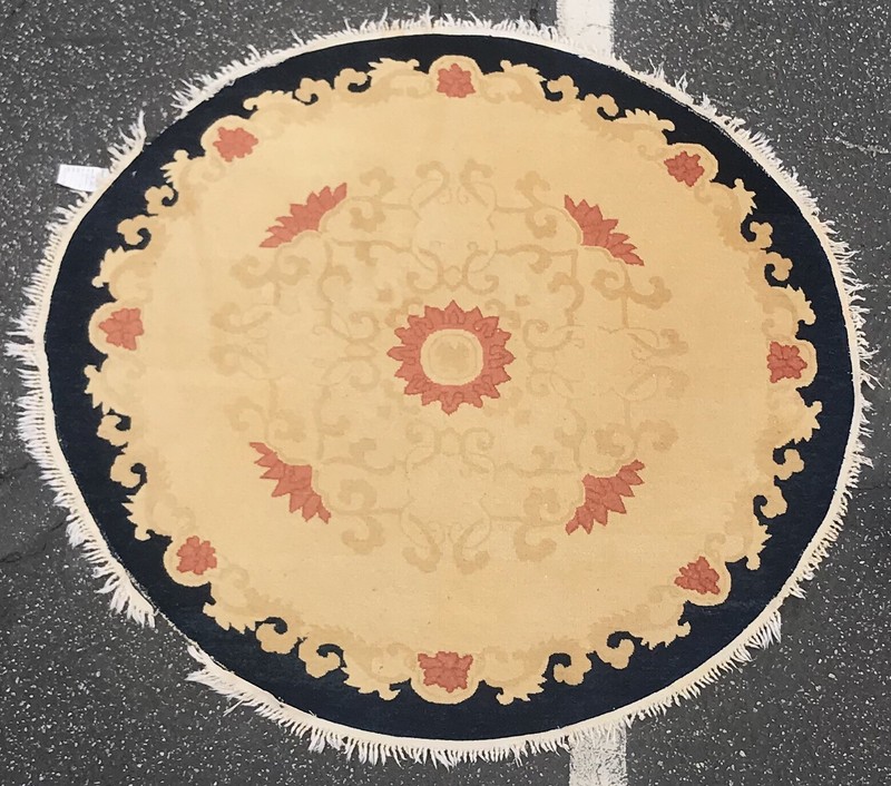 AN ART DECO DESIGN CHINESE ROUNDED RUG 5’ X 5’