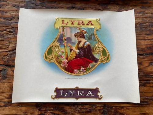 Etiqueta de caja de cigarros interior Lyra, en relieve, mujer tocando el arpa. Antiguo, vintage.