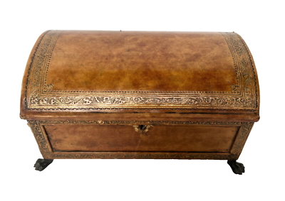 Coffret XVIIe en bois et cuir Couronnes Comtales à fleur de