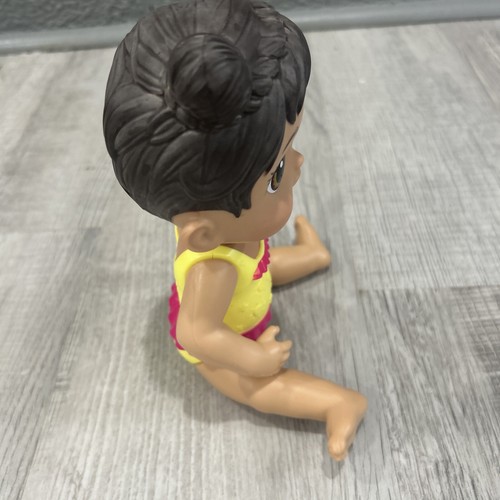 Hasbro Baby Alive Puppe 2021 gelber Badeanzug braune Haare große Augen dunkle Haut - Bild 4 von 8