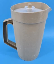 Vtg Tupperware Pitcher #800-8 Beige w/ Push Button Lid #801-5 2 Qt 70s 7x10" USA