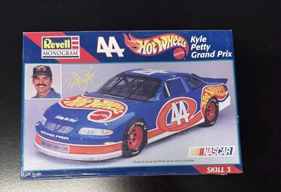 Revell Monogram NASCAR #44 Hot Wheels Kyle Petty Grand Prix 1/24 #85-2524 NIB
