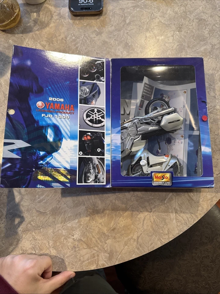 Yamaha FJR 1300 2006 modelo de motocicleta 1:12 Foto 2 de 4