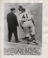1948 Press Photo Indians Lou Boudreau & Bill McKechnie Argue w Ump Bill Stewart