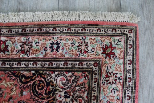 AN OUTSTANDING PERSIAN ORIENTAL HANDMADE SILK RUG WITH FLORAL DESIGN 120 X 80 CM - Picture 13 of 16