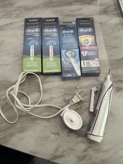 Oral B Triumph Power Toothbrush With Replacement Heads