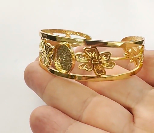 Pulsera ovalada de flores en blanco base mensual chapada en oro brillante latón 5161 - Vídeo 1 de 1