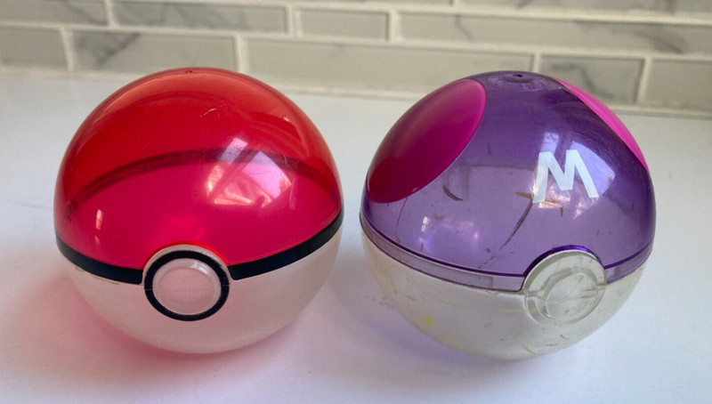 VTG 1st Generation 2 Pokemon TOMY Master PokeBalls 1999 Collectable mixed lot