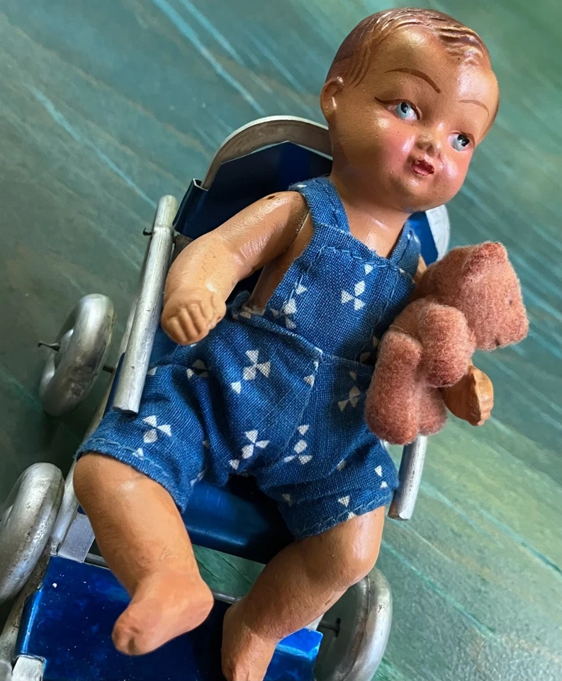 Jouets anciens miniatures des années 40 - Poussette tôle & alu, poupée, ours - Photo 2/4