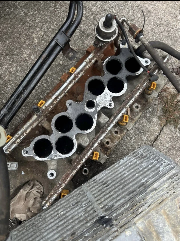 Colector de admisión Ford GT40. Juego de cuerpo e inyectores del acelerador superior e inferior Foto 3 de 4