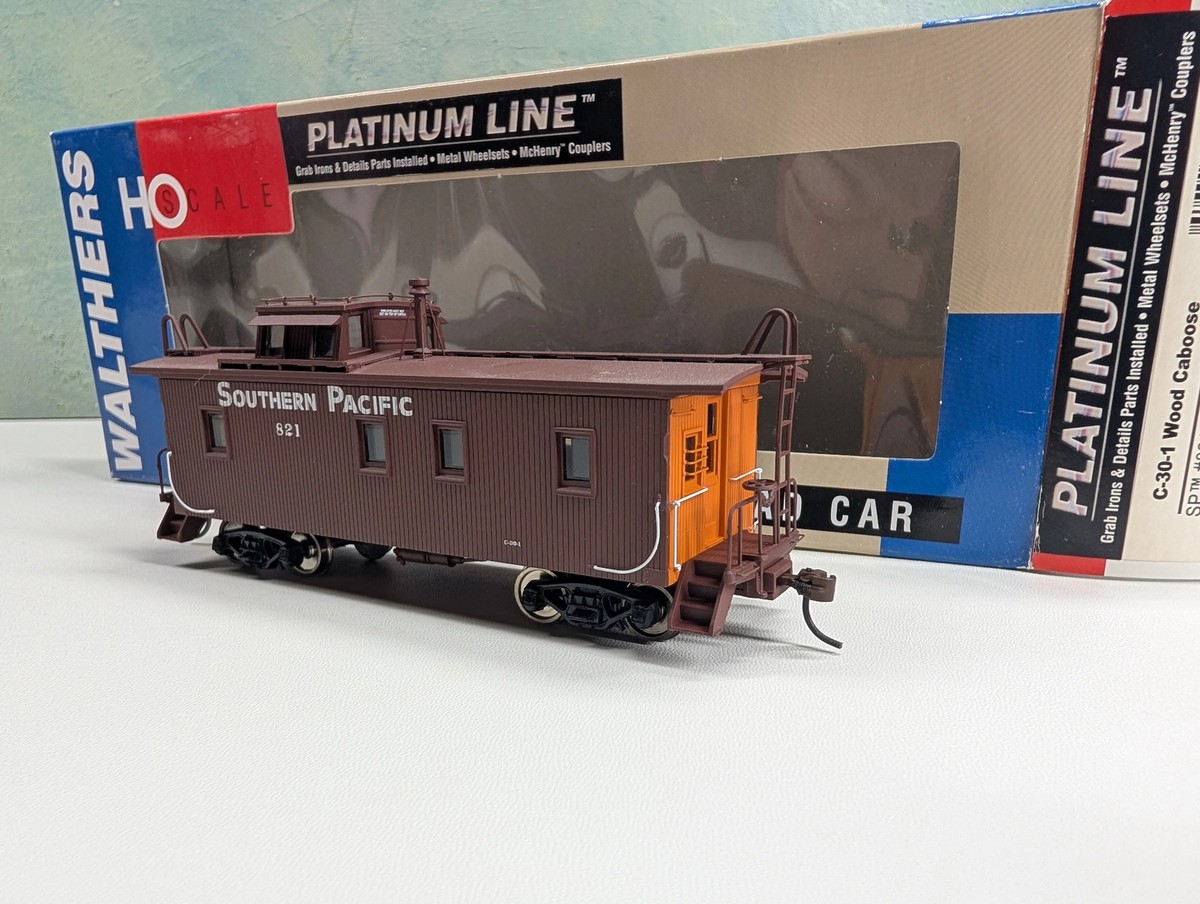 Walthers 932-7613 HO Scale C-30-1 Wood Caboose Southern Pacific