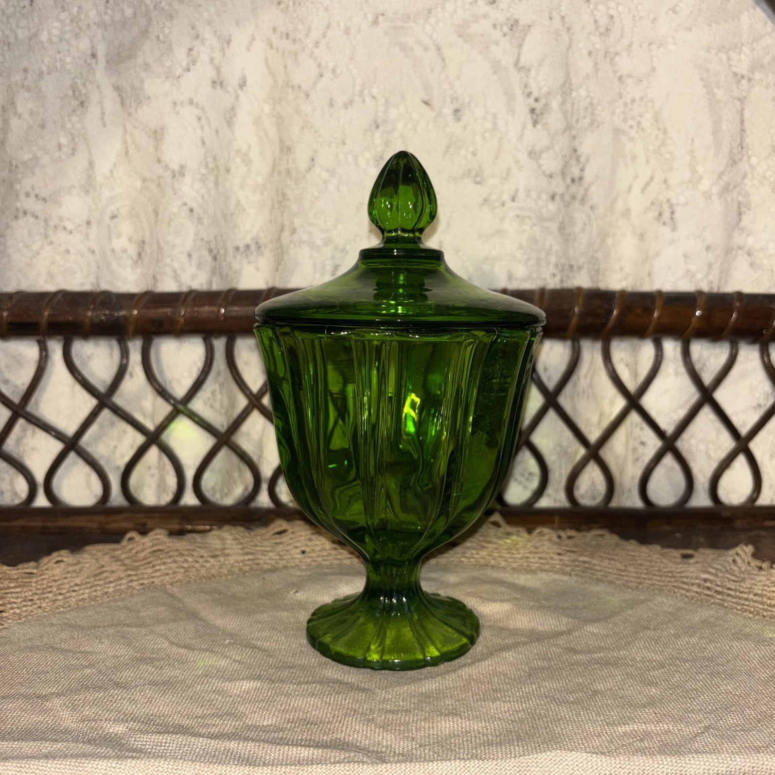 L.E. Smith Emerald Green Glass Covered Candy Dish, measurements in photos