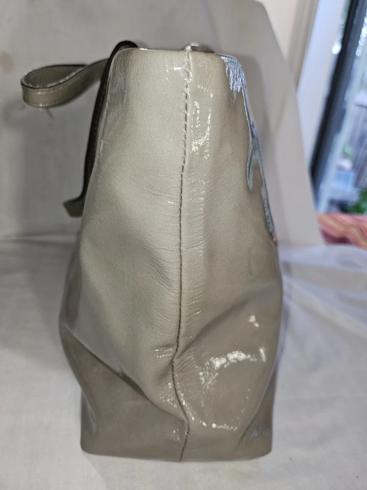 AUTÉNTICO BOLSO DE MANO CON LAZO DE CHAROL GRIS KATE SPADE EN MUY BUENA CONDICIÓN Foto 4 de 4