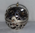 Ancien encensoir ajouré suspendu / boule à parfum / métal vintage