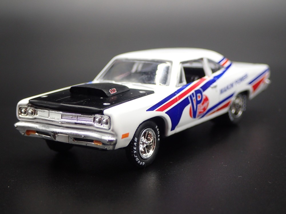 1969 69 PLYMOUTH ROAD RUNNER 440 6 PACK VP RACING 1:64 SCALE DIECAST MODEL CAR