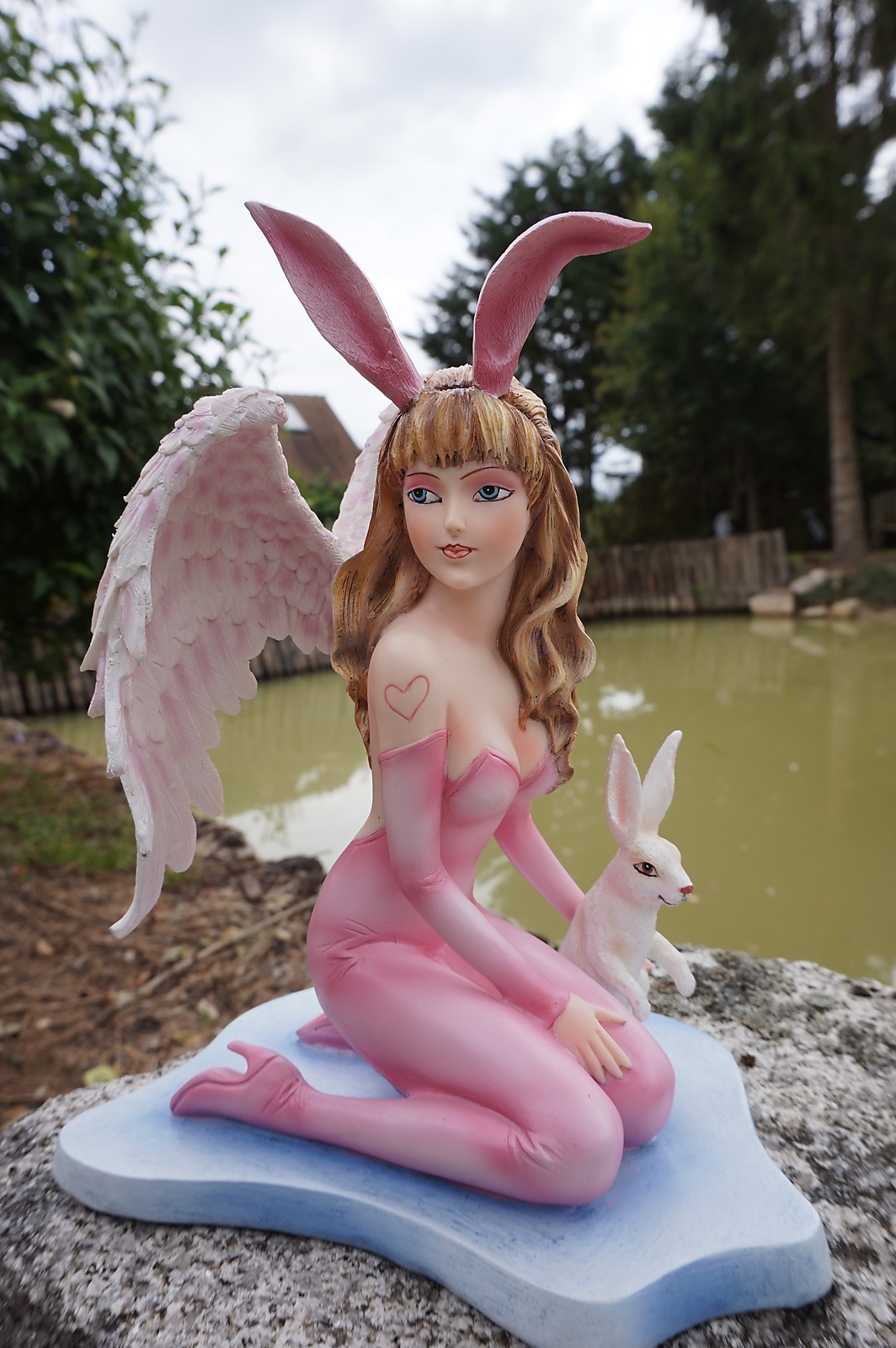 Statuette fée lapin rose pour rompre la monotonie d'une étagère