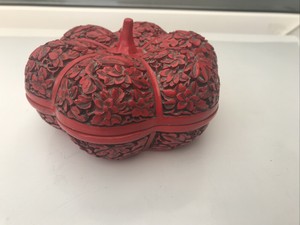 Nice Collectable Chinese Cinnabar Laquer trinket/ box Butterfly’s & Flowers